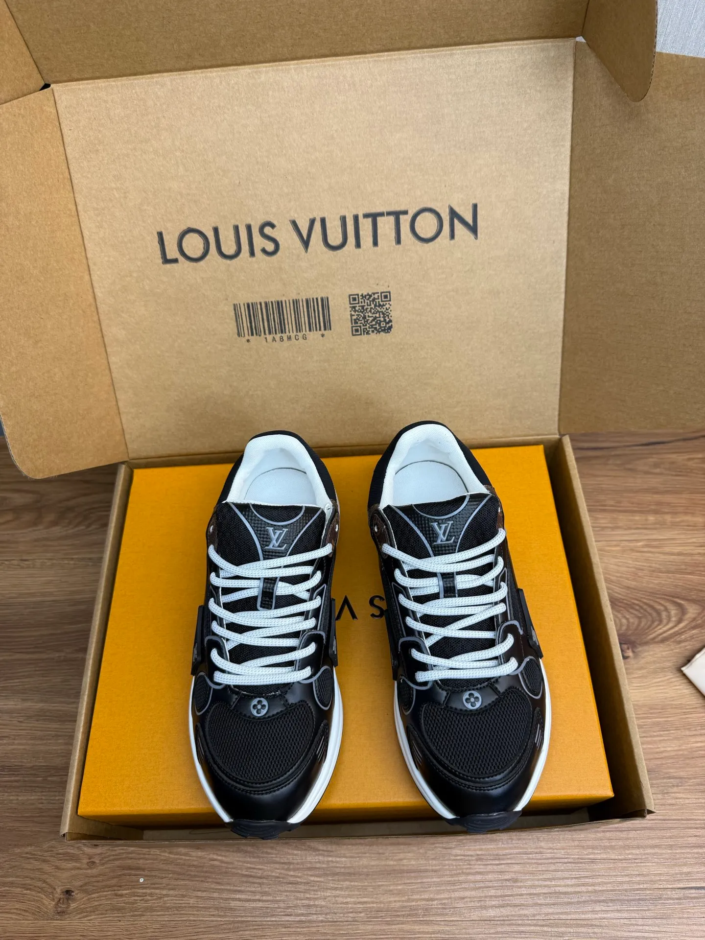 Men's shoes 💰600💰 🌈LV | Louis Vuitton 2025𝐬𝐬 🧡💚2025 spring and summer new style top version‼ ️The original version is the same. The counter specializes in the latest casual shoes. Hard goods are new🆕 🔥🔥🔥Top version: Couple model LV Louis Vuitton L House Donkey brand The latest Olympia series Couple model Silver Horn King Casual sneakers Running shoes This LV Olympia sneaker combines mesh fabric and metallic synthetic leather and other technical fabrics to reinterpret the classic running shoe design with a neat and simple design. Lightweight EVA outsole provides a stretchy fit. Rich details such as Monogram embossing and LV letters establish recognition. Exquisite packaging at the delivery counter 🛍📦 ▪️Fabrics: Original imported technical fabric + mesh ▪️Inner lining: Original customized breathable mesh ▪️Sole: Original molded rubber foam material ▪️Sole thickness: 3.5CM ▪️Size: 35--45 (customized for women 40 and men 45)